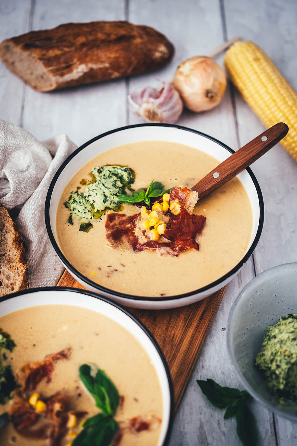 Rezept für sommerliche Mais-Suppe mit knusprigem Parmaschinken und würziger Basilikum-Butter mit Chili und Knoblauch. Einfache Produkte verbinden sich zu geschmacksintensiven Aromen – perfekt für die schnelle Feierabendküche. | moeyskitchen.com