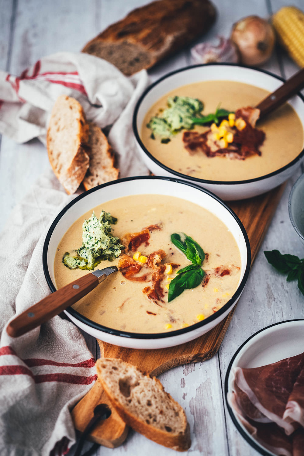 Rezept für sommerliche Mais-Suppe mit knusprigem Parmaschinken und würziger Basilikum-Butter mit Chili und Knoblauch. Einfache Produkte verbinden sich zu geschmacksintensiven Aromen – perfekt für die schnelle Feierabendküche. | moeyskitchen.com