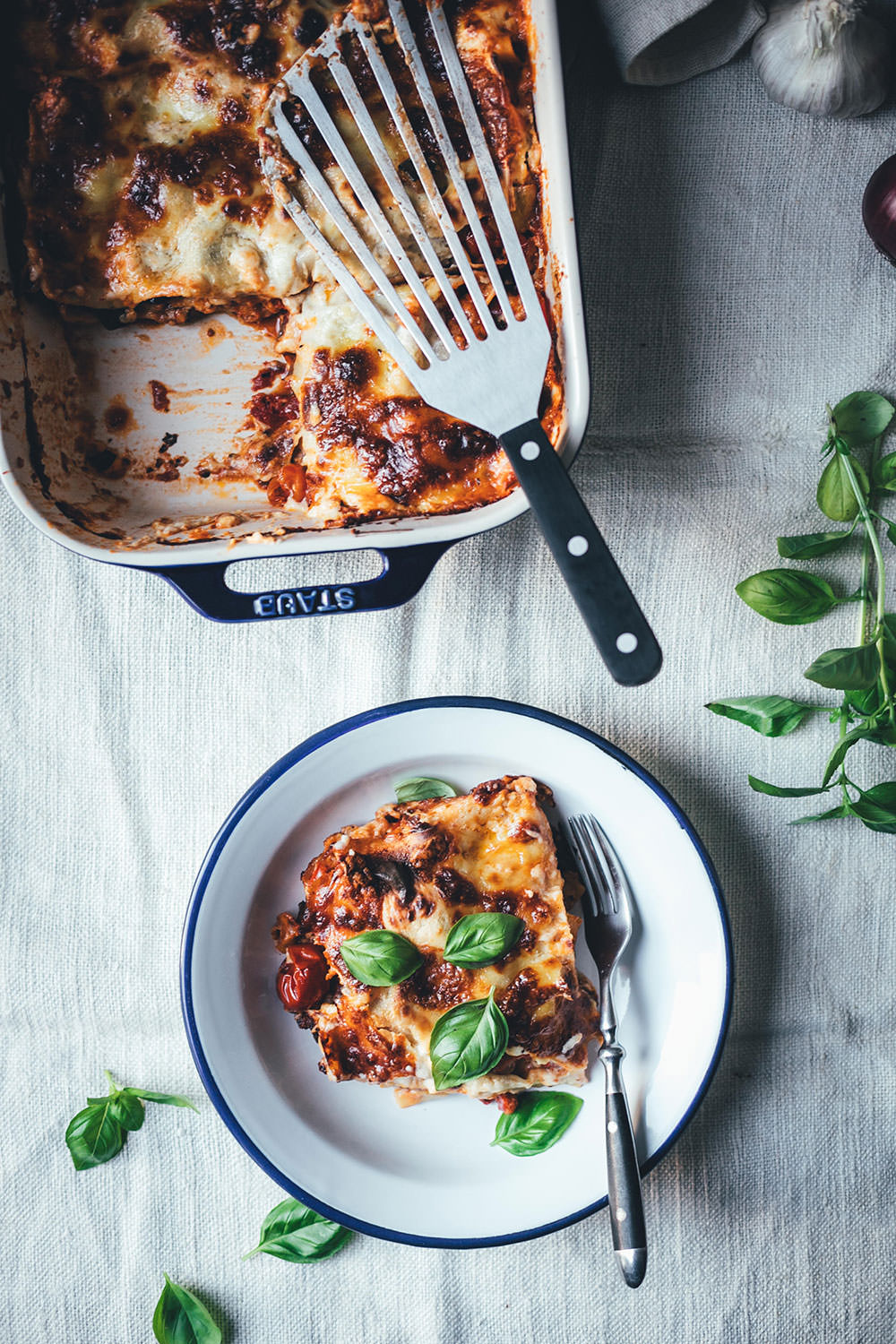 Rezept für sommerliche Ratatouille-Lasagne | vegetarische Lasagne mit Auberginen, Paprika, Zucchini, Parmesan-Béchamel und Mozzarella | moeyskitchen.com