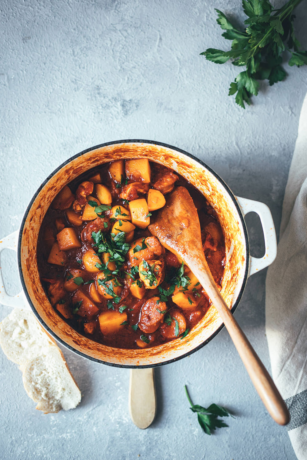 Spanischer Kartoffel-Paprika-Eintopf mit Chorizo und Hähnchenbrust | Rezept für einfache und deftige Mittelmeerküche aus Spanien – Fix auf dem Tisch | moeyskitchen.com