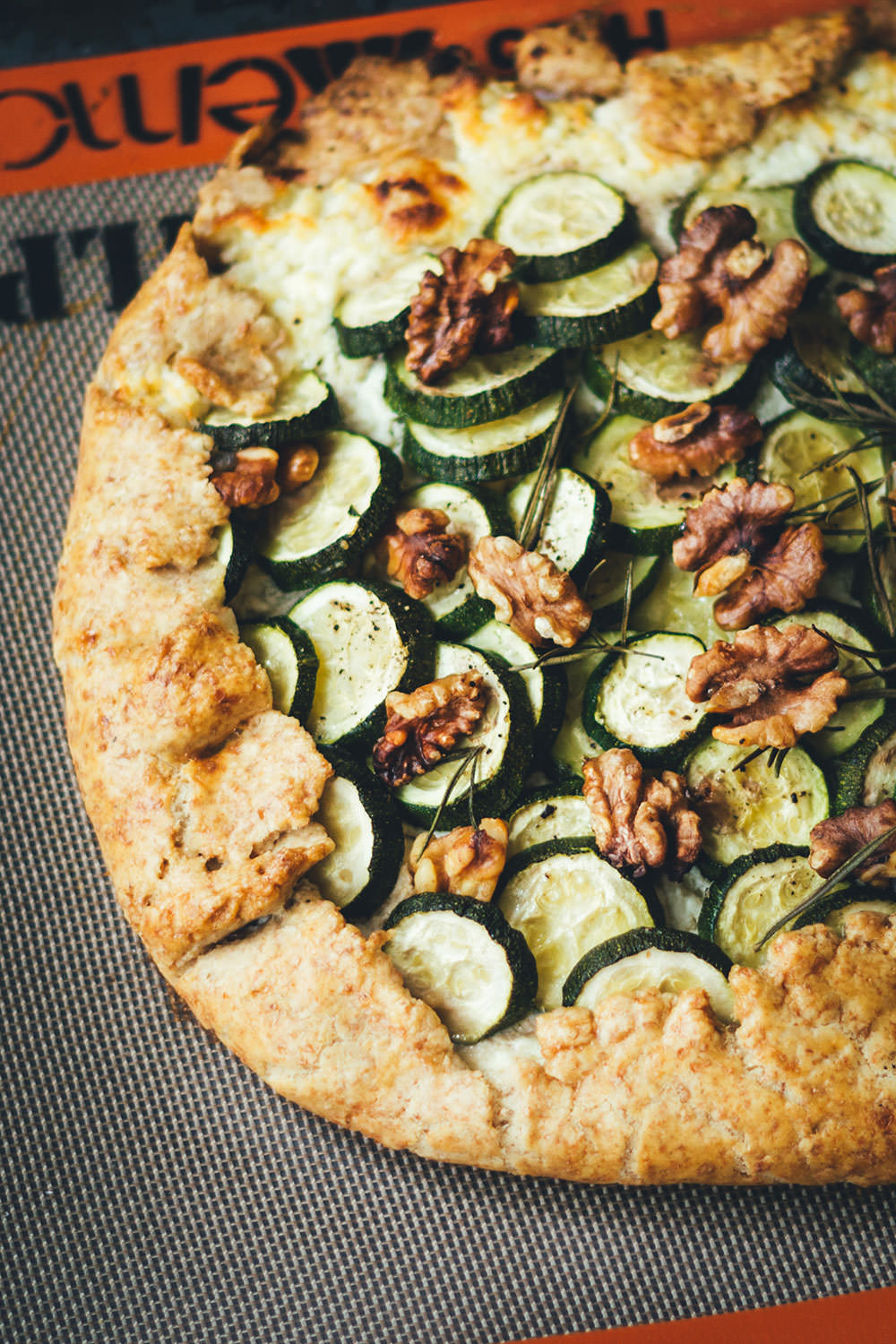 Rezept für spätsommerliche Zucchini-Galette | knusprige Tarte mit Zucchini, Ricotta, Büffelmozzarella und Walnüssen | moeyskitchen.com