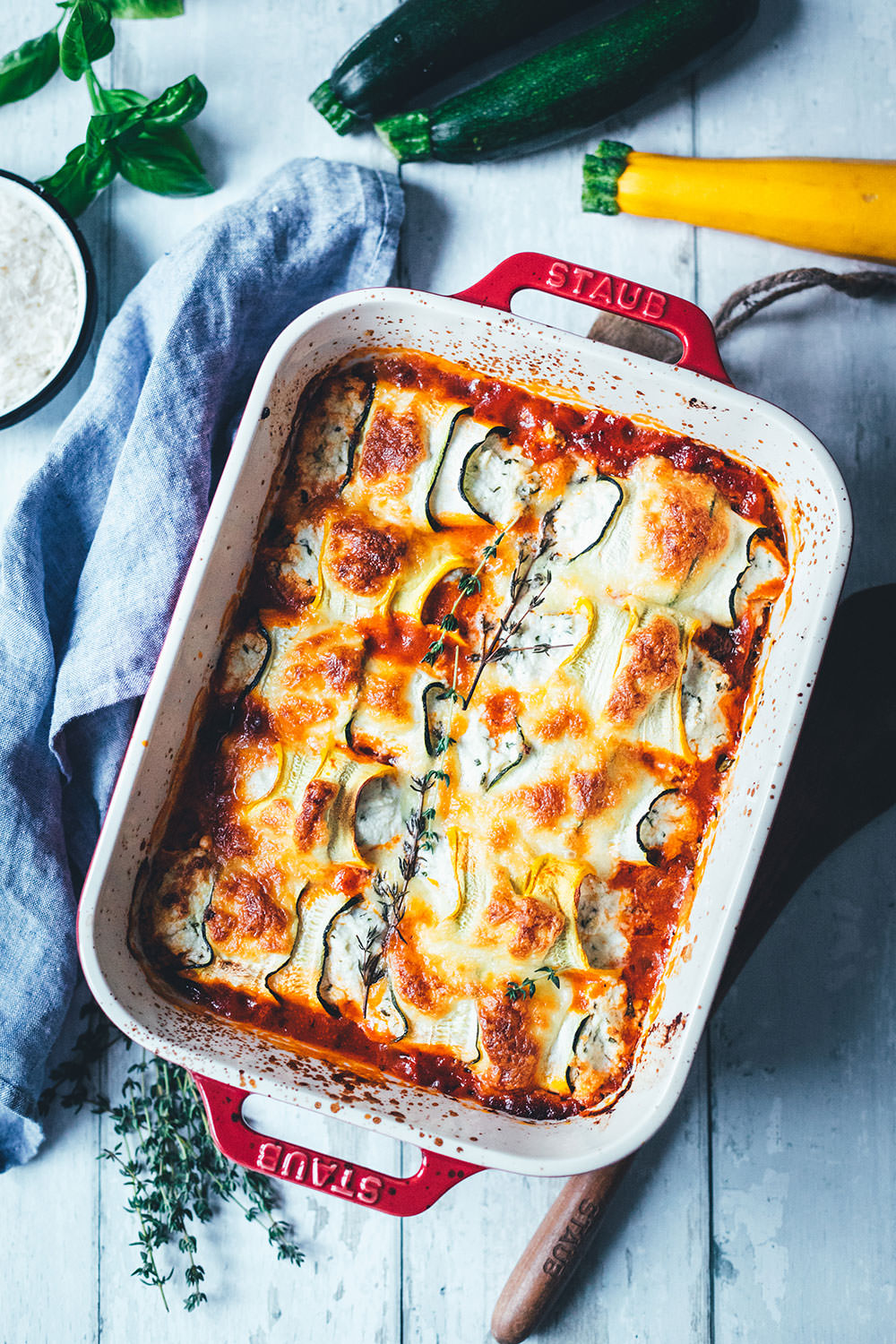Rezept für gratinierte Zucchini-Ricotta-Röllchen mit Tomaten und Mozzarella. Würziger Auflauf mit Sommergemüse und Kräutern, perfekt für die schnelle Feierabendküche. | moeyskitchen.com