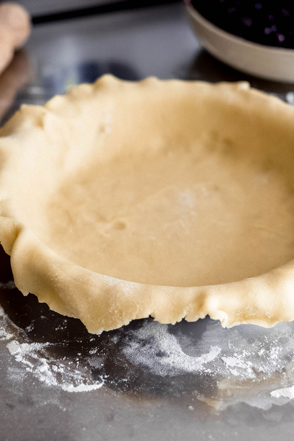 Rezept für saftigen Blueberry Pie – amerikanischer Blaubeerkuchen. Ein leckerer Heidelbeerkuchen mit frischen Beeren. Der perfekte Obstkuchen für den Sommer, mit Schlagsahne oder Vanilleeis serviert | moeyskitchen.com