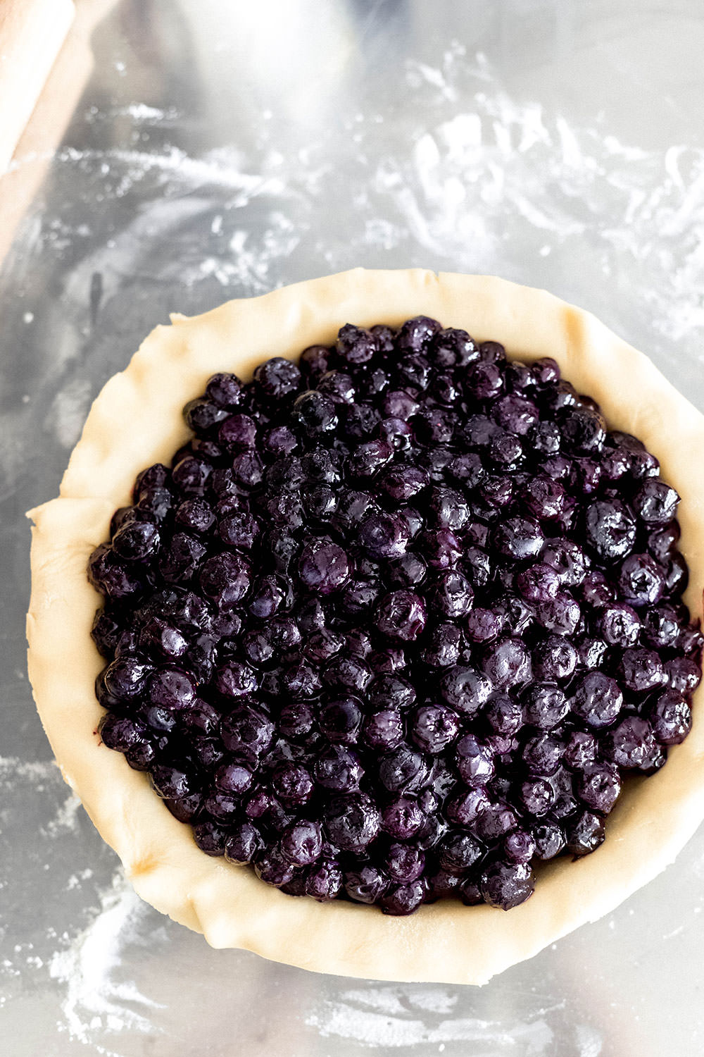 Rezept für saftigen Blueberry Pie – amerikanischer Blaubeerkuchen. Ein leckerer Heidelbeerkuchen mit frischen Beeren. Der perfekte Obstkuchen für den Sommer, mit Schlagsahne oder Vanilleeis serviert | moeyskitchen.com