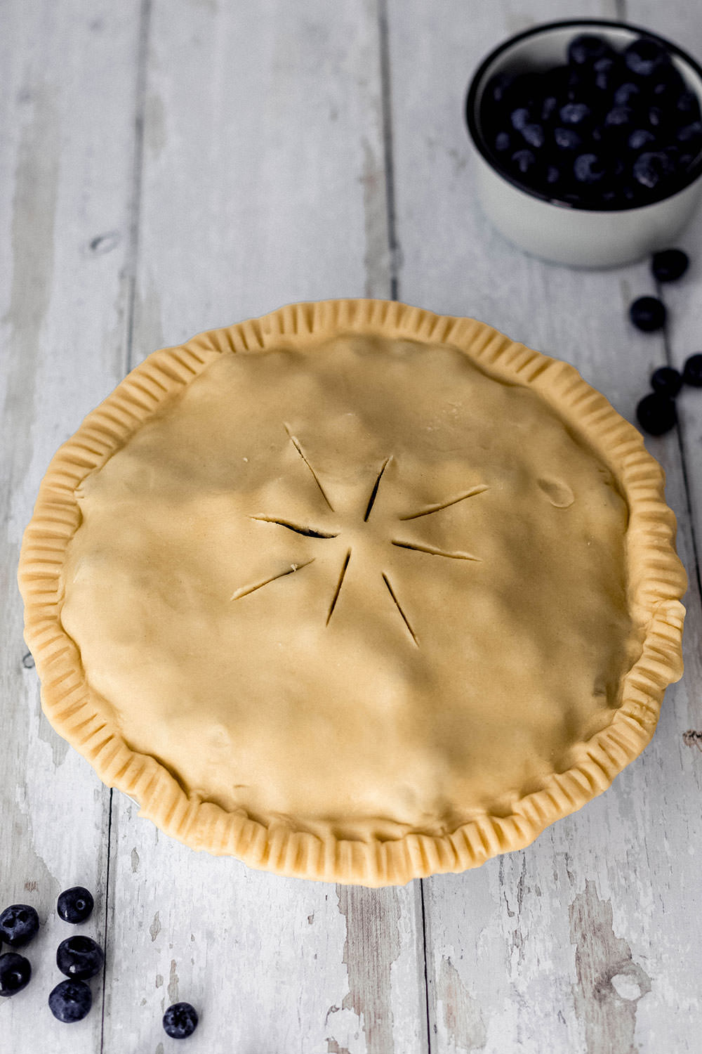 Rezept für saftigen Blueberry Pie – amerikanischer Blaubeerkuchen. Ein leckerer Heidelbeerkuchen mit frischen Beeren. Der perfekte Obstkuchen für den Sommer, mit Schlagsahne oder Vanilleeis serviert | moeyskitchen.com