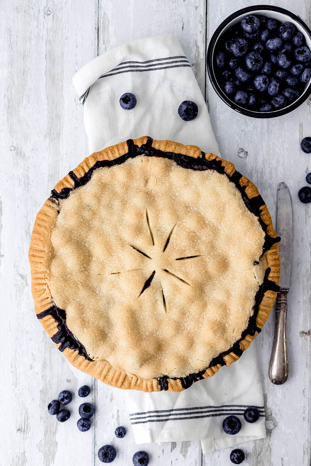 Rezept für saftigen Blueberry Pie – amerikanischer Blaubeerkuchen. Ein leckerer Heidelbeerkuchen mit frischen Beeren. Der perfekte Obstkuchen für den Sommer, mit Schlagsahne oder Vanilleeis serviert | moeyskitchen.com