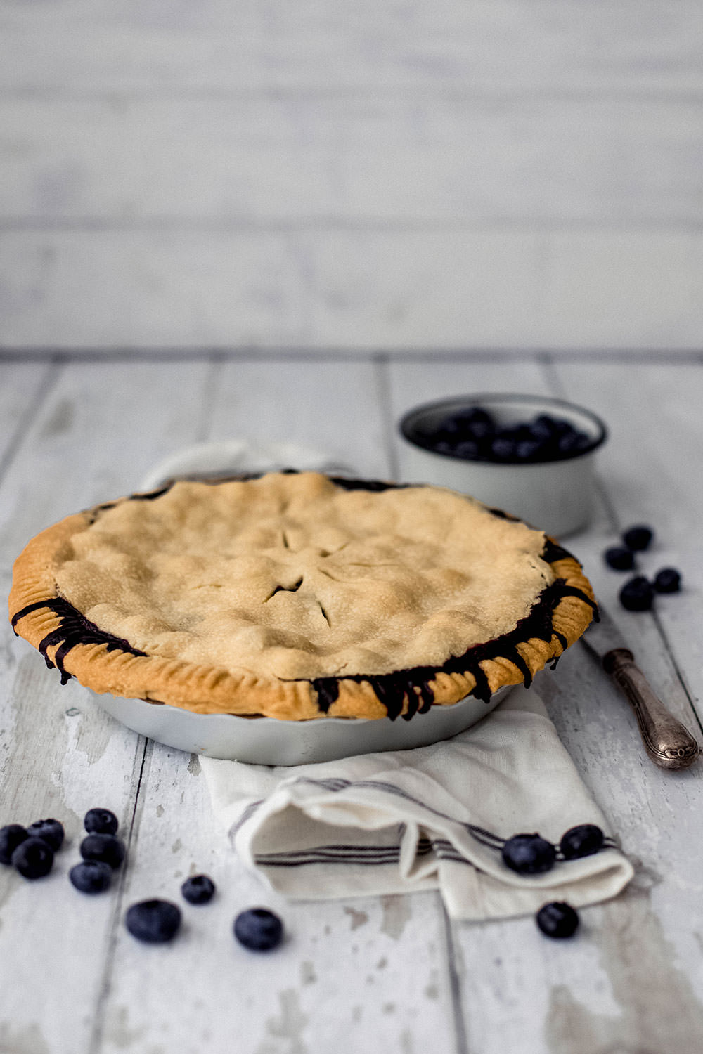 Rezept für saftigen Blueberry Pie – amerikanischer Blaubeerkuchen. Ein leckerer Heidelbeerkuchen mit frischen Beeren. Der perfekte Obstkuchen für den Sommer, mit Schlagsahne oder Vanilleeis serviert | moeyskitchen.com