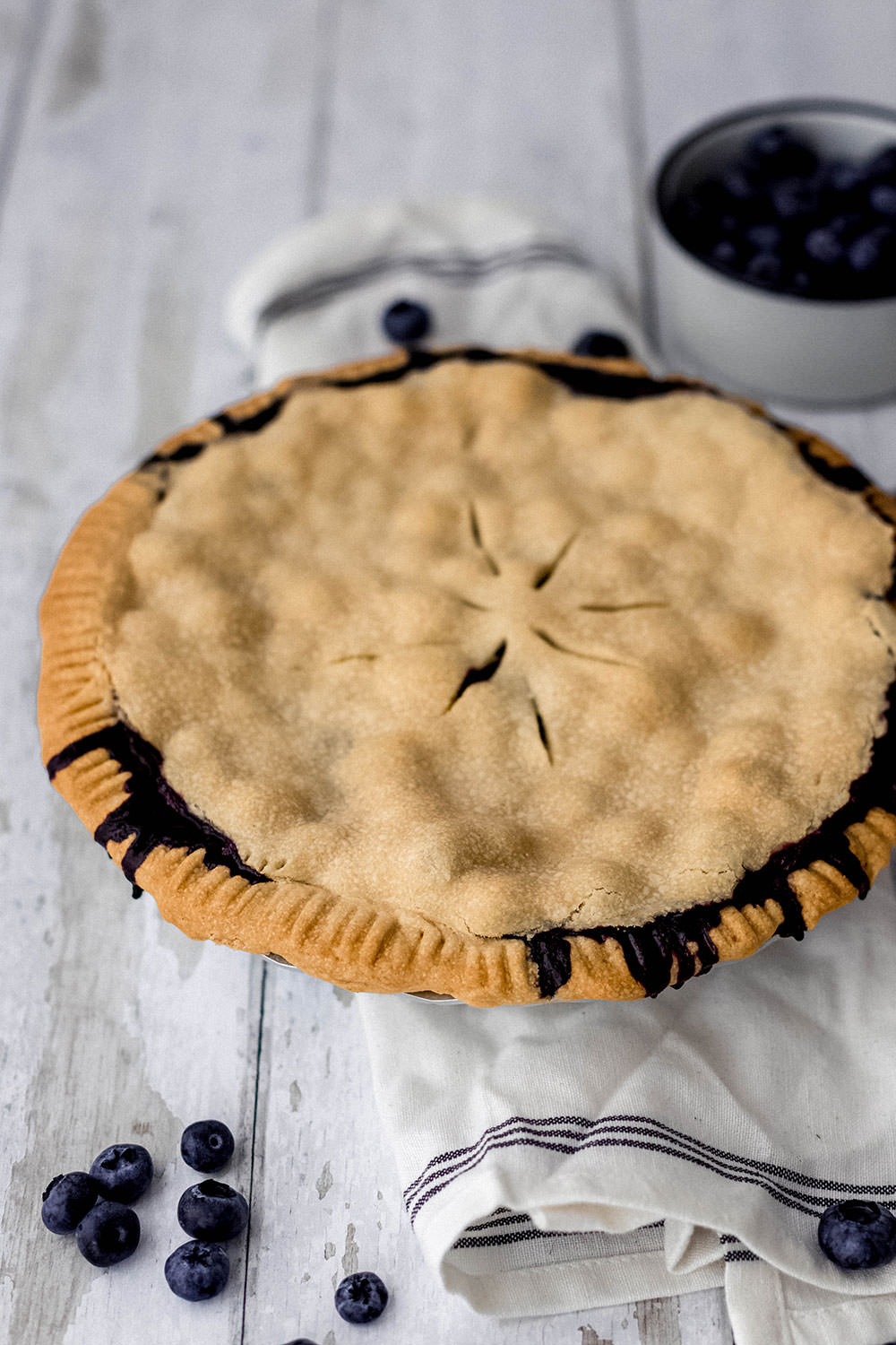Rezept für saftigen Blueberry Pie – amerikanischer Blaubeerkuchen. Ein leckerer Heidelbeerkuchen mit frischen Beeren. Der perfekte Obstkuchen für den Sommer, mit Schlagsahne oder Vanilleeis serviert | moeyskitchen.com
