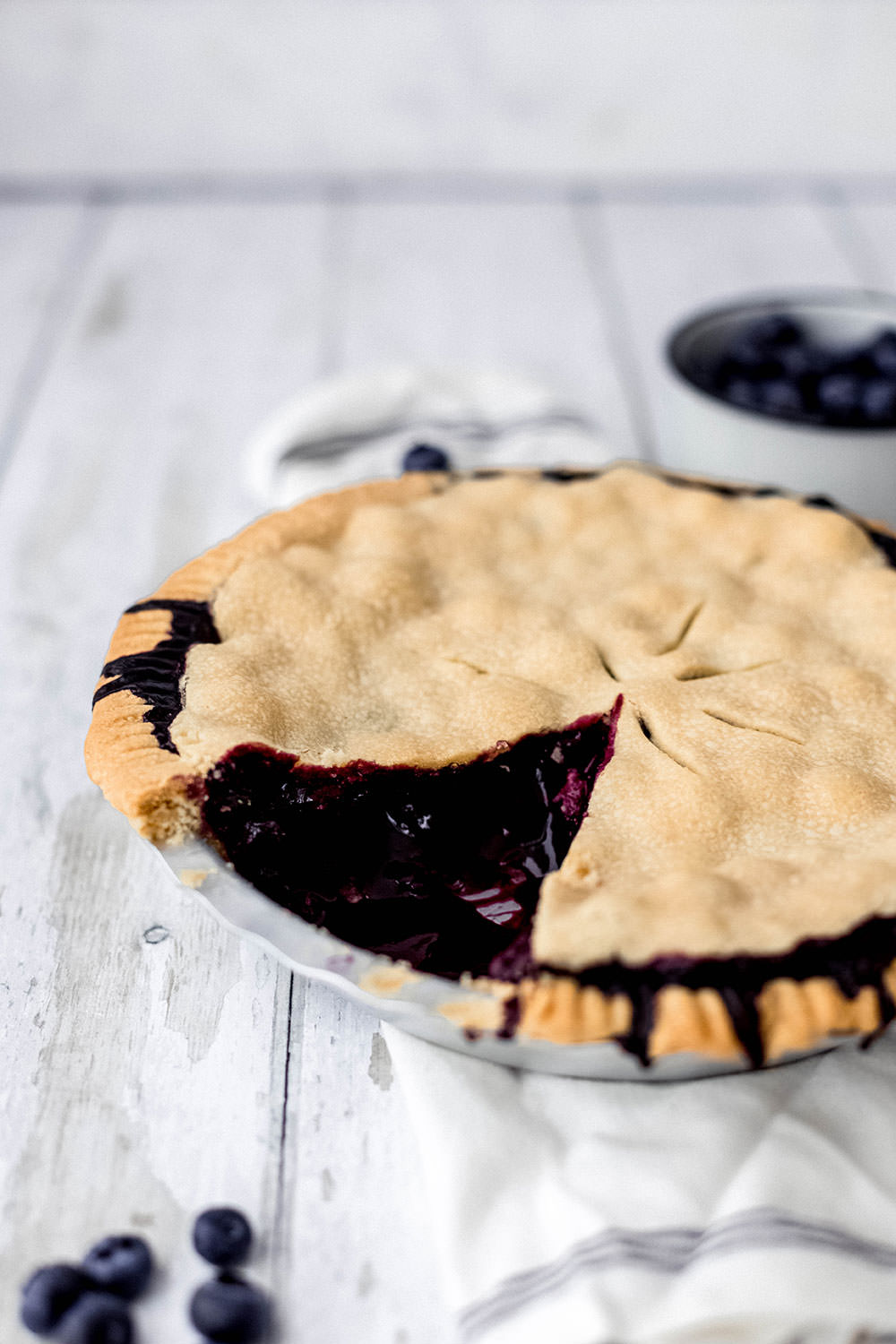 Rezept für saftigen Blueberry Pie – amerikanischer Blaubeerkuchen. Ein leckerer Heidelbeerkuchen mit frischen Beeren. Der perfekte Obstkuchen für den Sommer, mit Schlagsahne oder Vanilleeis serviert | moeyskitchen.com
