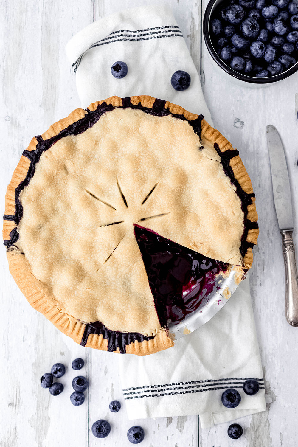 Rezept für saftigen Blueberry Pie – amerikanischer Blaubeerkuchen. Ein leckerer Heidelbeerkuchen mit frischen Beeren. Der perfekte Obstkuchen für den Sommer, mit Schlagsahne oder Vanilleeis serviert | moeyskitchen.com