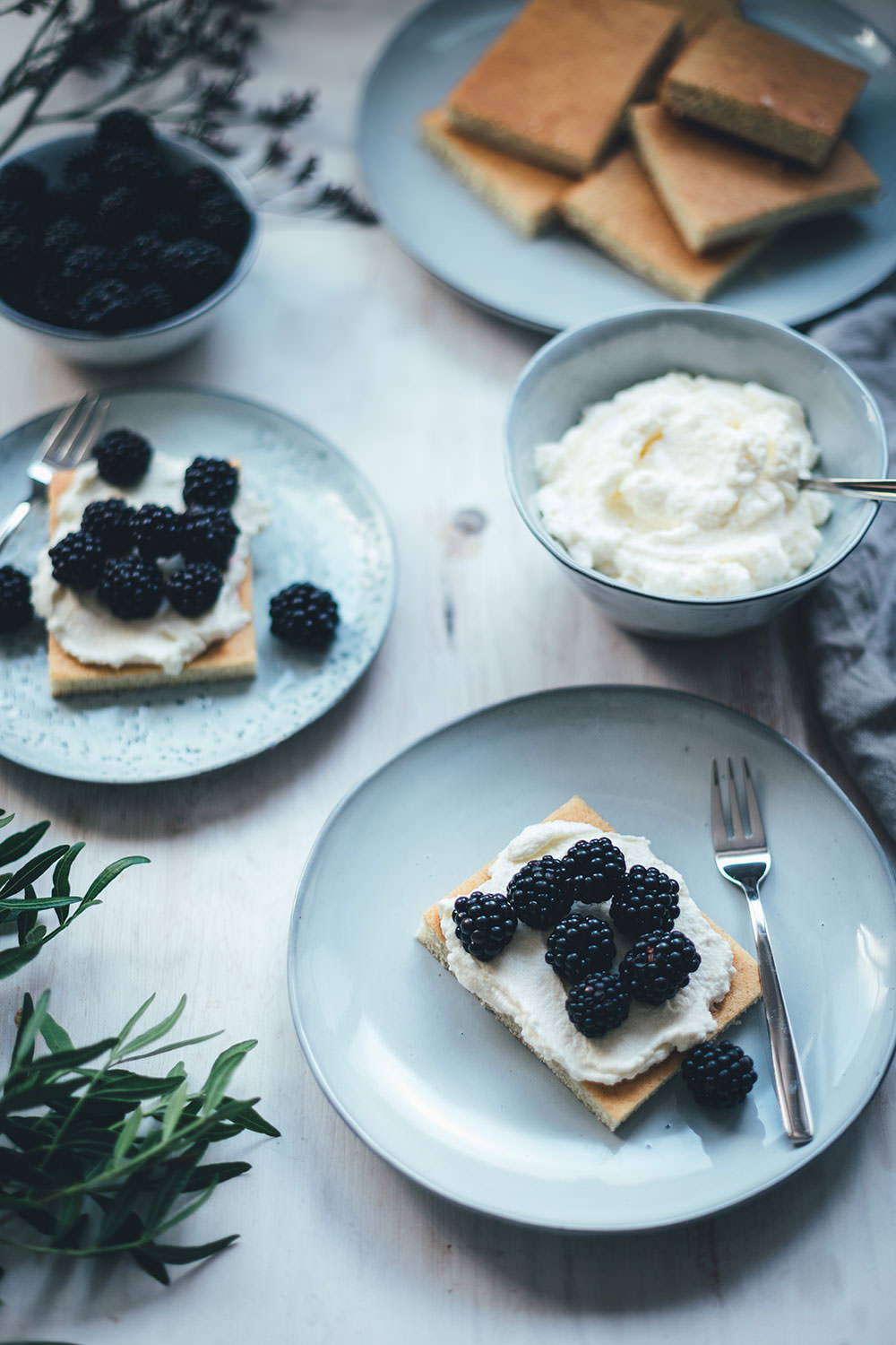 Rezept für Hot Milk Sponge Cake mit Mascarpone-Creme und Brombeeren | Rezept meiner amerikanischen Urgroßmutter für einen fantastischen Kuchen bzw. Tortenboden | moeyskitchen.com