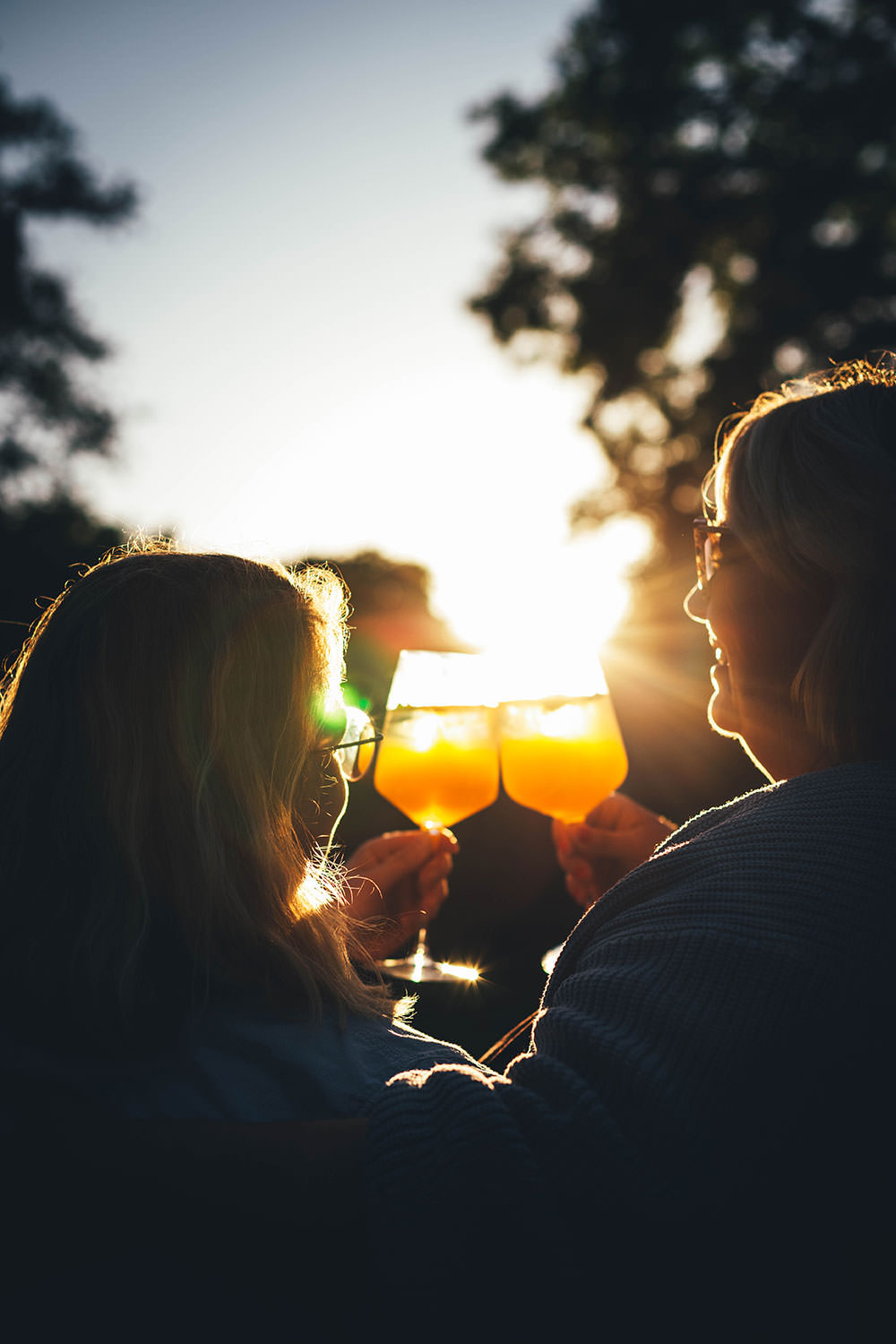 Rezept für Pfirsich-Maracuja-Spritz. Das ist ein leckerer Sektcocktail mit Pfirsichlikör und Maracuja-Nektar. Ganz einfach und ohne Bar-Equipment angerührt und ein toller Drink für den Spätsommer | moeyskitchen.com