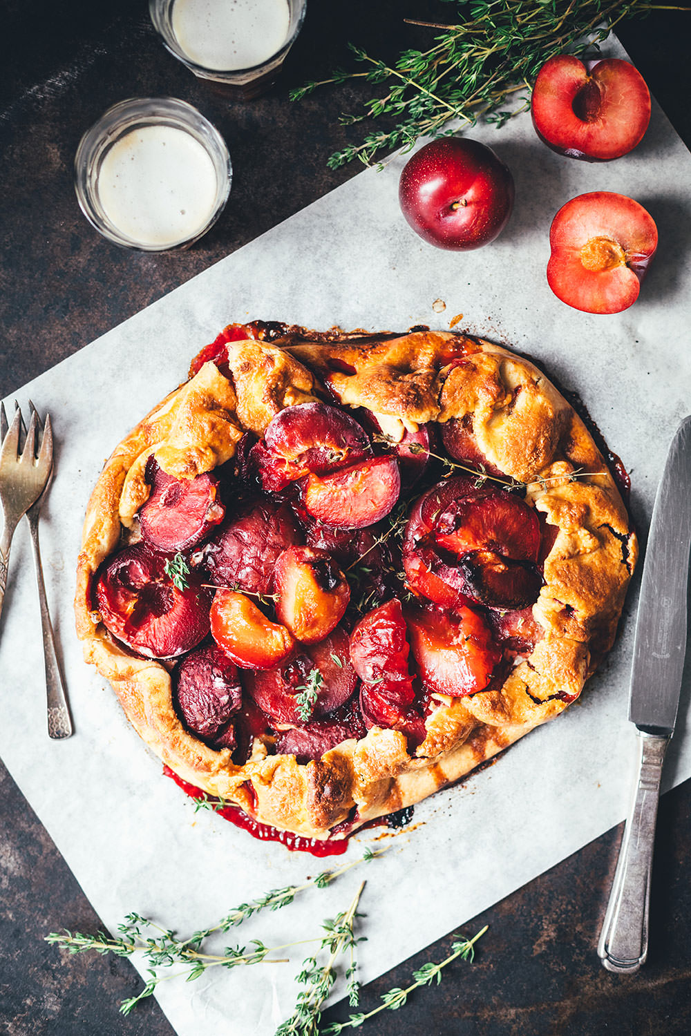 Rezept für leckere Pflaumen-Crostata – das ist ein wunderbar knuspriger Pflaumenkuchen, als rustikale Galette gebacken und mit Thymian verfeinert. Mit frischen Pflaumen, Mirabellen oder Zwetschgen perfekt für den Spätsommer. Die Tarte braucht nur wenig Zucker und schmeckt dann köstlich zu Schlagsahne oder Vanilleeis! | moeyskitchen.com