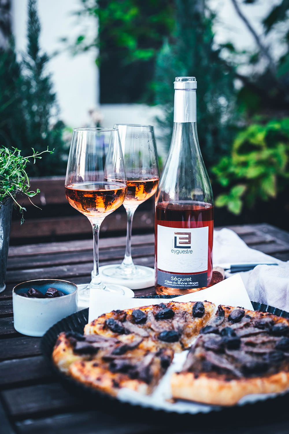 Rezept für einfache Pissaladière - herzhafter Zwiebelkuchen aus Blätterteig. Die französische Tarte wird deftig und würzig mit Sardellen (Anchovis) und schwarzen Oliven belegt. Köstlich zu einem Glas Rosé! | moeyskitchen.com