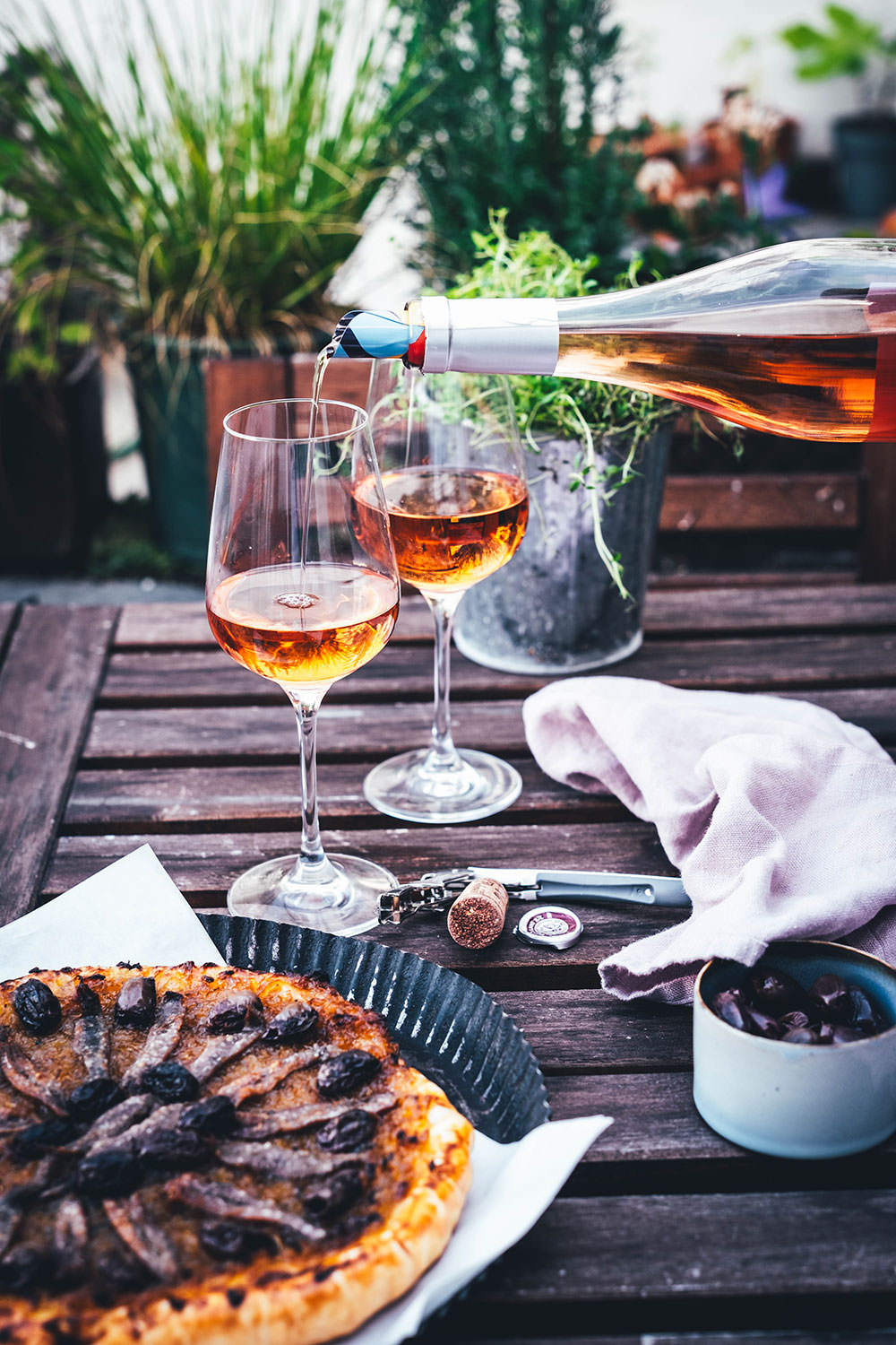 Rezept für einfache Pissaladière - herzhafter Zwiebelkuchen aus Blätterteig. Die französische Tarte wird deftig und würzig mit Sardellen (Anchovis) und schwarzen Oliven belegt. Köstlich zu einem Glas Rosé! | moeyskitchen.com