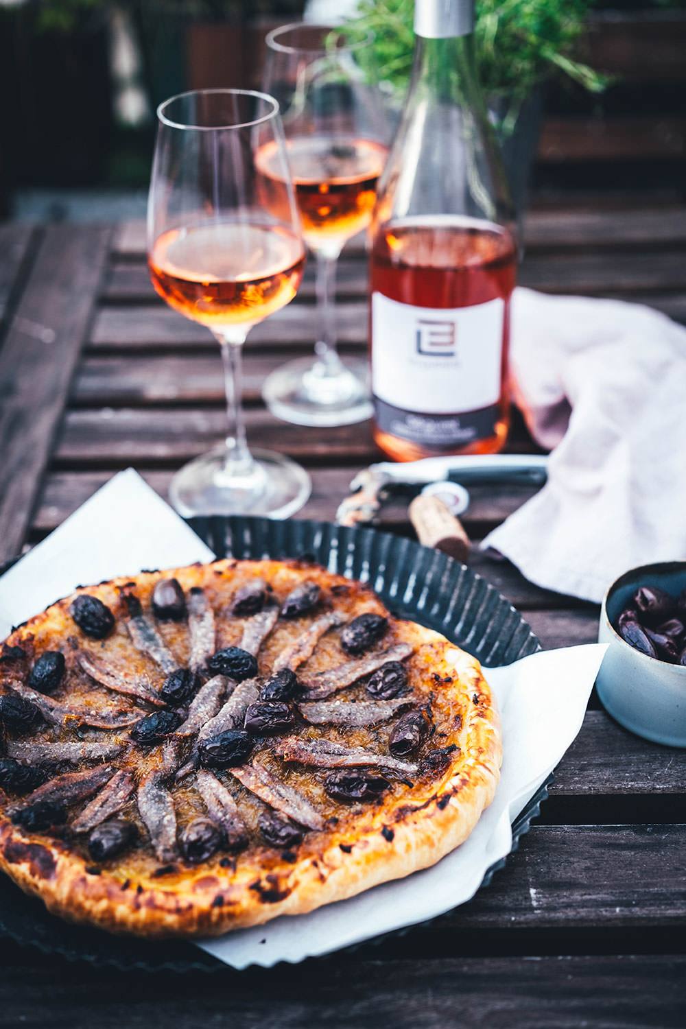 Rezept für einfache Pissaladière - herzhafter Zwiebelkuchen aus Blätterteig. Die französische Tarte wird deftig und würzig mit Sardellen (Anchovis) und schwarzen Oliven belegt. Köstlich zu einem Glas Rosé! | moeyskitchen.com