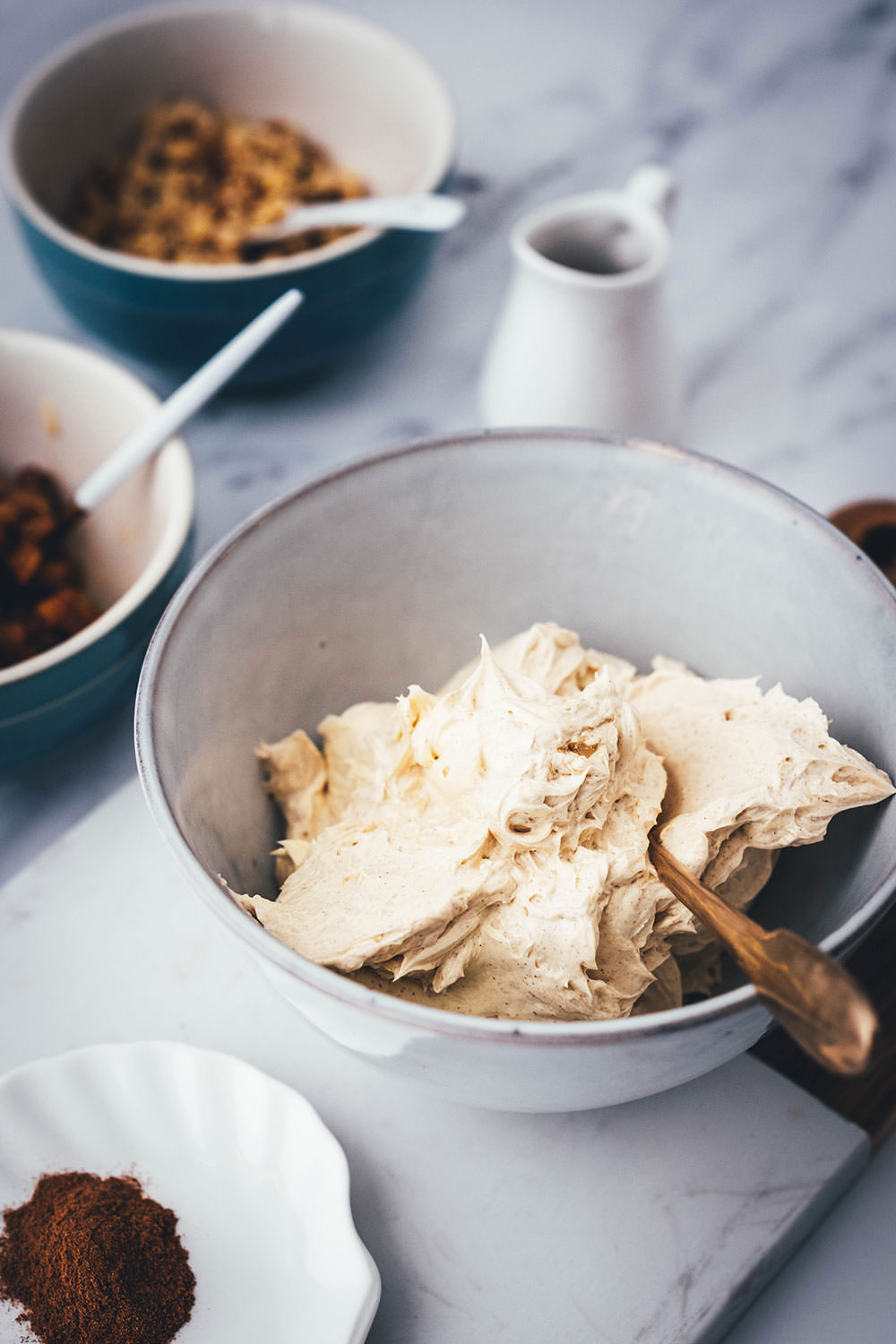 Rezept für ein Butter Board. Das Trend-Gericht von TikTok jetzt in meiner Version! Hier als süße Variante mit gedünstetem Apfel, gerösteten Walnusskernen, Ahornsirup und Zimt. Alle Infos zu Butter Boards und ob sie den Hype wert sind, hier im Blog! | moeyskitchen.com