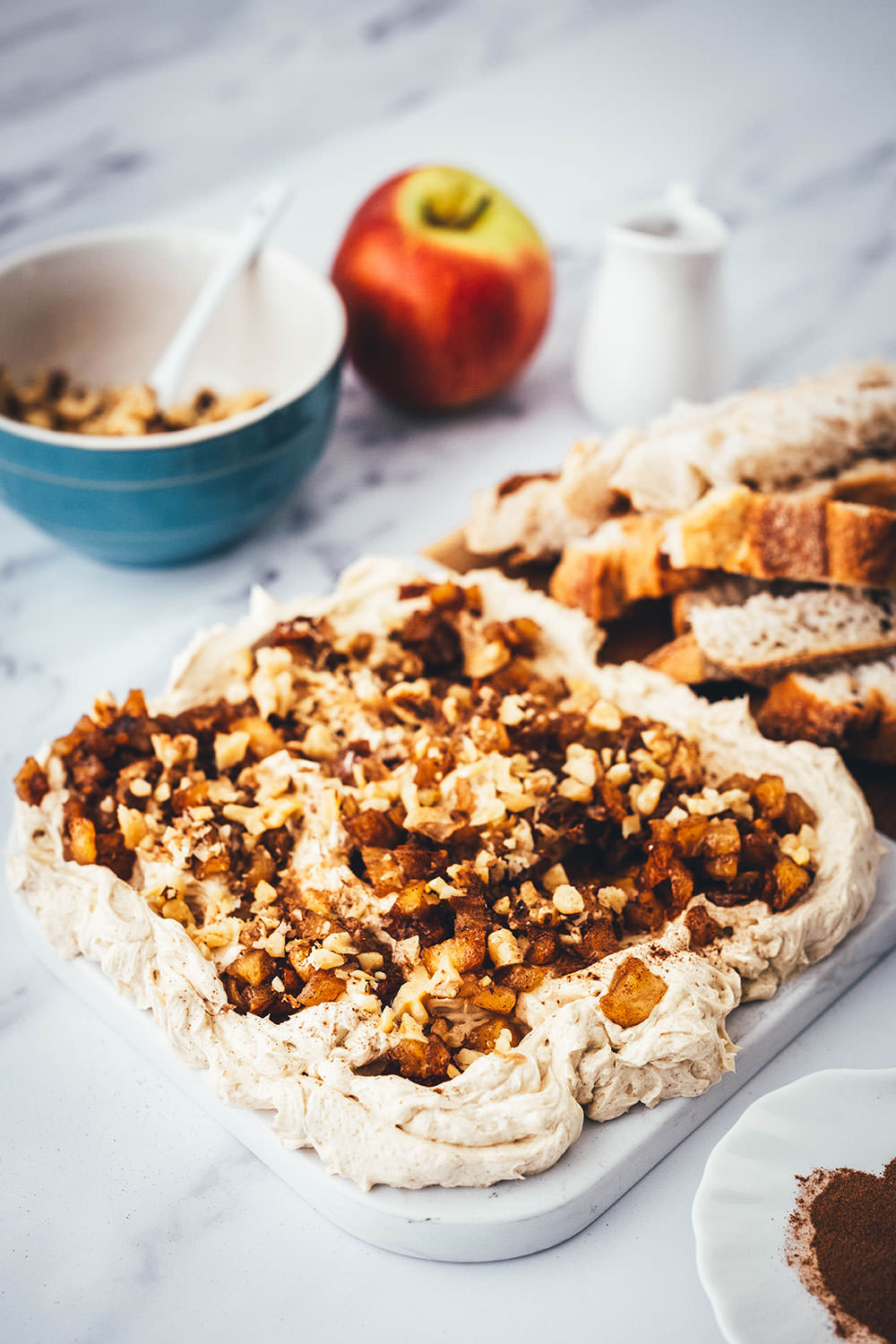 Rezept für ein Butter Board. Das Trend-Gericht von TikTok jetzt in meiner Version! Hier als süße Variante mit gedünstetem Apfel, gerösteten Walnusskernen, Ahornsirup und Zimt. Alle Infos zu Butter Boards und ob sie den Hype wert sind, hier im Blog! | moeyskitchen.com