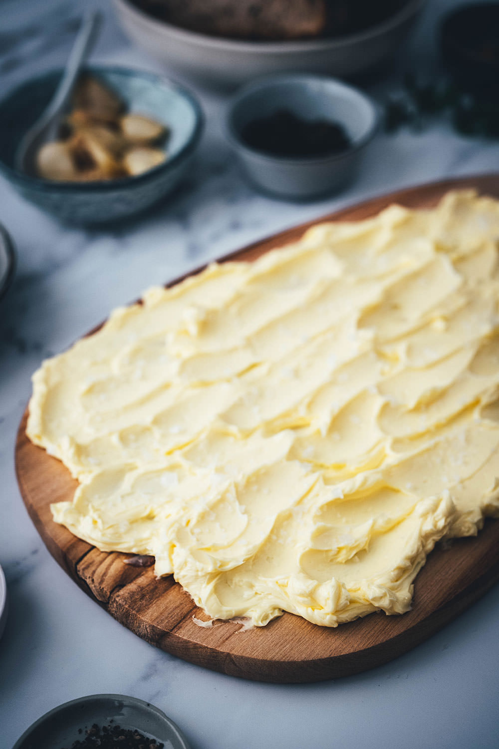 Rezept für ein Butter Board. Das Trend-Gericht von TikTok jetzt in meiner Version! Hier als herzhafte Variante mit geröstetem Knoblauch, getrockneten Tomaten und frittierten Kapern. Alle Infos zu Butter Boards und ob sie den Hype wert sind, hier im Blog! | moeyskitchen.com
