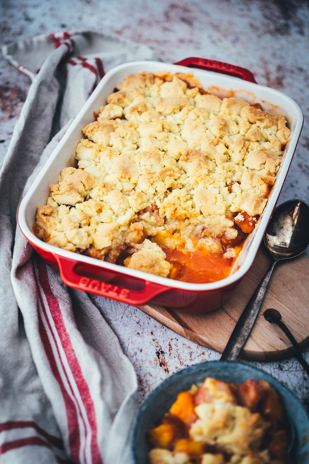 Fruit Crumble - Spätsommer Obstkuchen mit Streuseln | leckerer Kuchen zur Verwertung von reifem Obst wie Pfirsichen, Nektarinen und Aprikosen aber auch Brombeeren, Pflaumen oder Zwetschgen | lecker und saftig, mit knusprigen Butterstreuseln | moeyskitchen.com