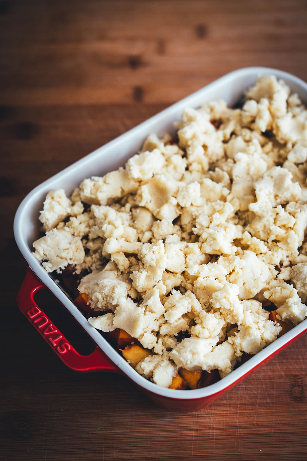 Fruit Crumble - Spätsommer Obstkuchen mit Streuseln | leckerer Kuchen zur Verwertung von reifem Obst wie Pfirsichen, Nektarinen und Aprikosen aber auch Brombeeren, Pflaumen oder Zwetschgen | lecker und saftig, mit knusprigen Butterstreuseln | moeyskitchen.com