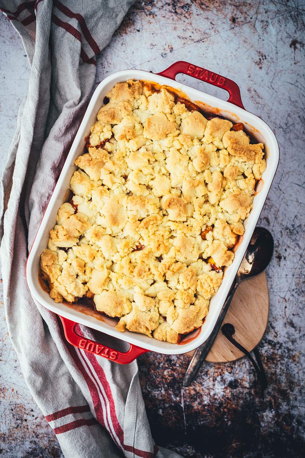 Fruit Crumble - Spätsommer Obstkuchen mit Streuseln | leckerer Kuchen zur Verwertung von reifem Obst wie Pfirsichen, Nektarinen und Aprikosen aber auch Brombeeren, Pflaumen oder Zwetschgen | lecker und saftig, mit knusprigen Butterstreuseln | moeyskitchen.com