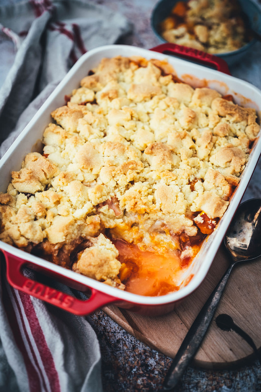 Fruit Crumble - Spätsommer Obstkuchen mit Streuseln | leckerer Kuchen zur Verwertung von reifem Obst wie Pfirsichen, Nektarinen und Aprikosen aber auch Brombeeren, Pflaumen oder Zwetschgen | lecker und saftig, mit knusprigen Butterstreuseln | moeyskitchen.com