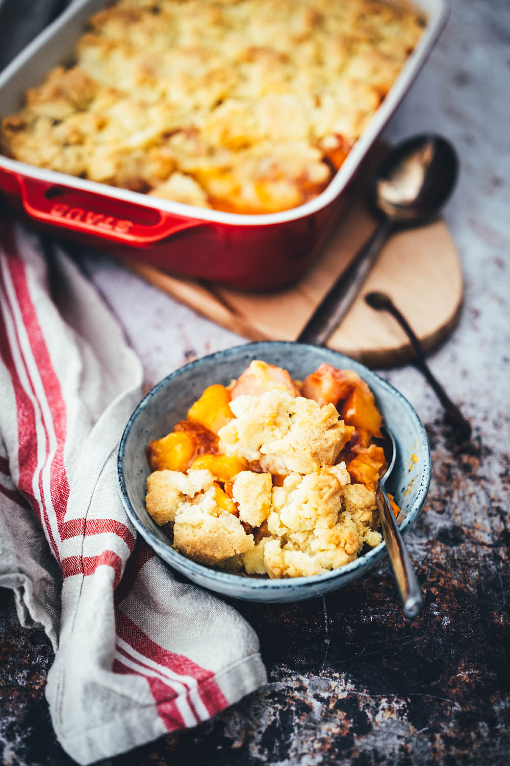 Fruit Crumble - Spätsommer Obstkuchen mit Streuseln | leckerer Kuchen zur Verwertung von reifem Obst wie Pfirsichen, Nektarinen und Aprikosen aber auch Brombeeren, Pflaumen oder Zwetschgen | lecker und saftig, mit knusprigen Butterstreuseln | moeyskitchen.com