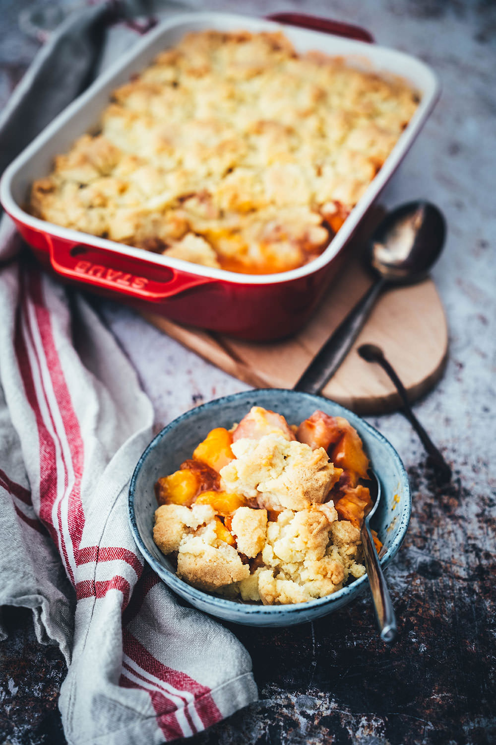 Fruit Crumble - Spätsommer Obstkuchen mit Streuseln | leckerer Kuchen zur Verwertung von reifem Obst wie Pfirsichen, Nektarinen und Aprikosen aber auch Brombeeren, Pflaumen oder Zwetschgen | lecker und saftig, mit knusprigen Butterstreuseln | moeyskitchen.com