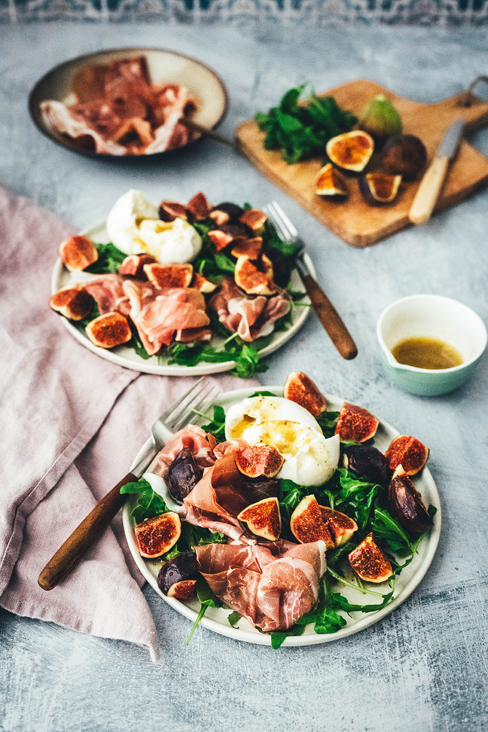 Rezept für marinierte Feigen mit Parmaschinken, Burrata und Rucola | als Salat oder Vorspeise im Herbst | schnell und einfach, mit wenigen Zutaten | moeyskitchen.com