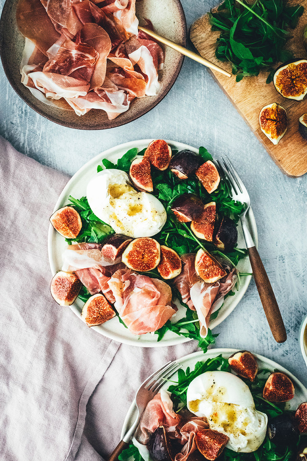 Rezept für marinierte Feigen mit Parmaschinken, Burrata und Rucola | als Salat oder Vorspeise im Herbst | schnell und einfach, mit wenigen Zutaten | moeyskitchen.com