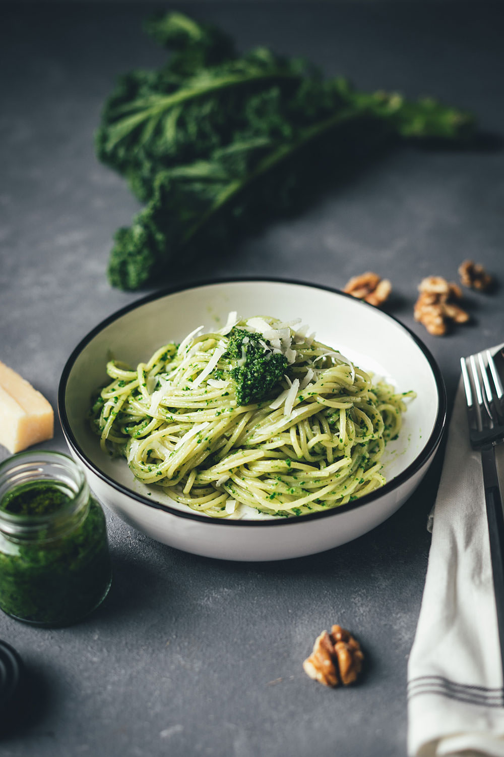Rezept für blitzschnelles Grünkohl-Pesto mit Walnüssen | zubereitet während die Nudeln kochen | tolle Pesto-Variante für den Winter | moeyskitchen.com