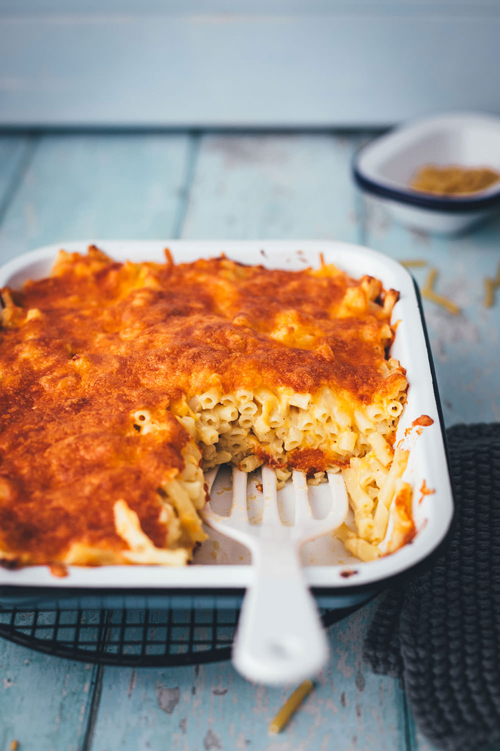Mac and Cheese als schneller Nudelauflauf für die ganze Familie! Mein Rezept benötigt nur 5 Zutaten und steht in unter 30 Minuten auf dem Tisch. Gerade für Home Office, Homeschooling und die schnelle Feierabendküche perfekt geeignet. Man braucht keine speziellen Zutaten und kein besonderes Zubehör. Schon hat man den Pasta-Klassiker aus den USA als lecker mit Käse überbackenen Auflauf fix auf dem Tisch stehen! | moeyskitchen.com