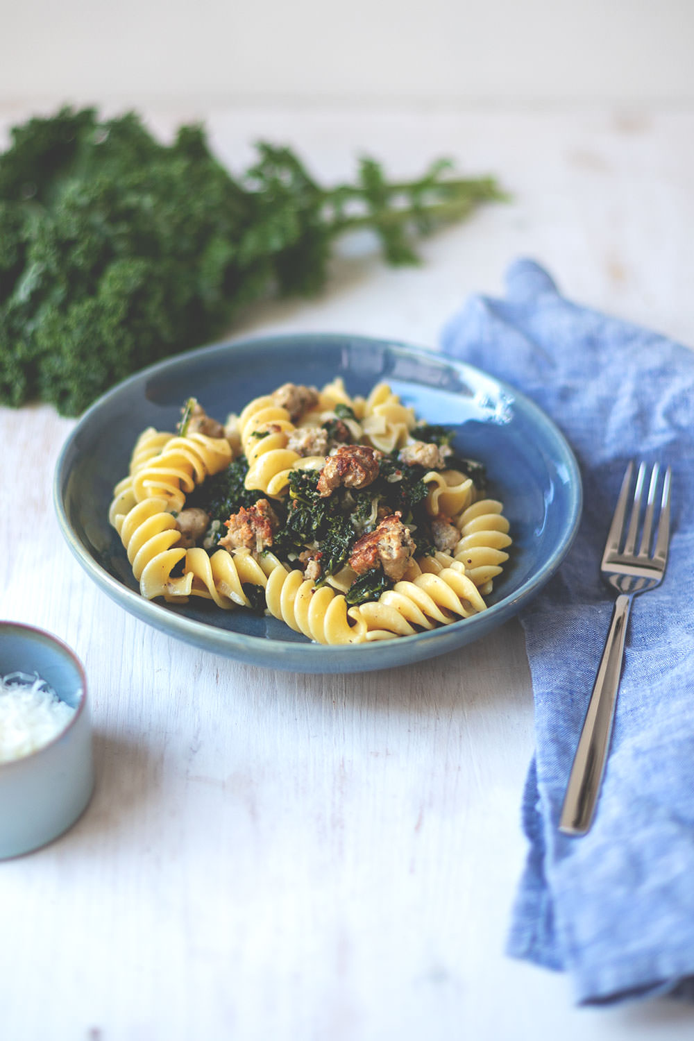 Rezept für Pasta mit frischem Grünkohl, Bratwurst und sahniger Senfsauce | Saisonal schmeckt's besser | moeyskitchen.com