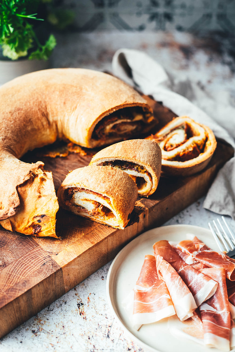 Rezept für Brotkranz mit Parmaschinken, Mozzarello und rotem Pesto | Italieniesches Pizzabrot Tortano | moeyskitchen.com