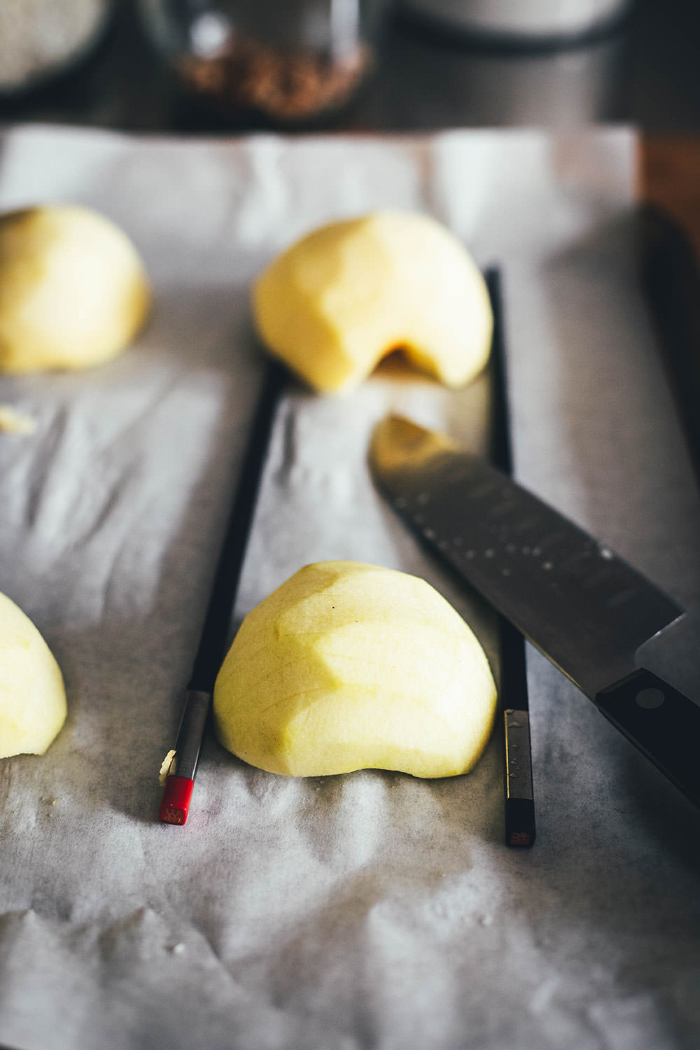 Wunderbare Rezeptidee für gebackene Äpfel mit Streuseln. Süßer Bratapfel trifft auf klassischen Apple Crumble oder Apple Crisp – heraus kommt mein Hasselback Bratapfel. Dafür werden halbierte Äpfel fächerförmig eingeschnitten, im Ofen gebacken und dann mit leckeren Streuseln bestreut. In diesen stecken gehackte Walnüsse und Haferflocken, das macht sie lecker und knusprig! | moeyskitchen.com