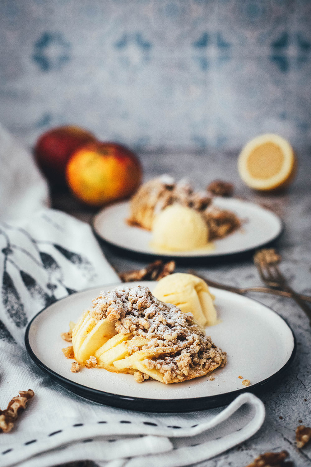 Wunderbare Rezeptidee für gebackene Äpfel mit Streuseln. Süßer Bratapfel trifft auf klassischen Apple Crumble oder Apple Crisp – heraus kommt mein Hasselback Bratapfel. Dafür werden halbierte Äpfel fächerförmig eingeschnitten, im Ofen gebacken und dann mit leckeren Streuseln bestreut. In diesen stecken gehackte Walnüsse und Haferflocken, das macht sie lecker und knusprig! | moeyskitchen.com