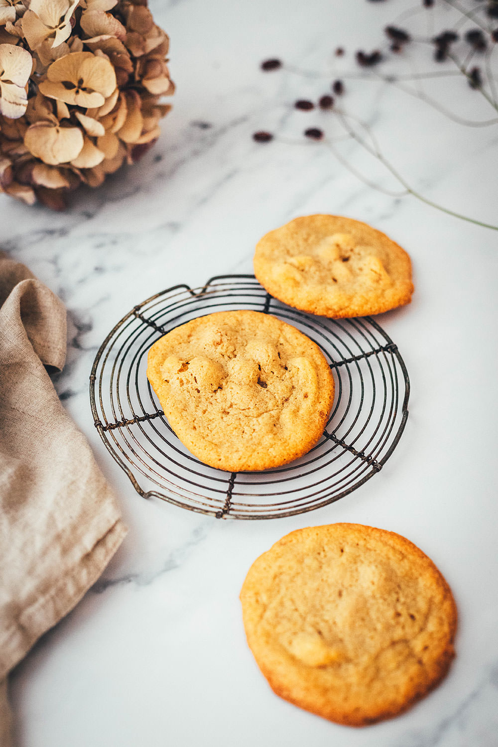 Rezept für Macadamia-Cookies mit weißer Schokolade. Das sind meine absoluten Lieblingskekse, die sowohl als Weihnachtsplätzchen als auch "einfach so" funktionieren. Leckere Cookies mit gerösteten und gesalzenen Macadamianüssen, braunem Zucker und gehackter weißer Schokolade. Super einfach zu backen und so lecker. Lieblingsplätzchen! | moeyskitchen.com