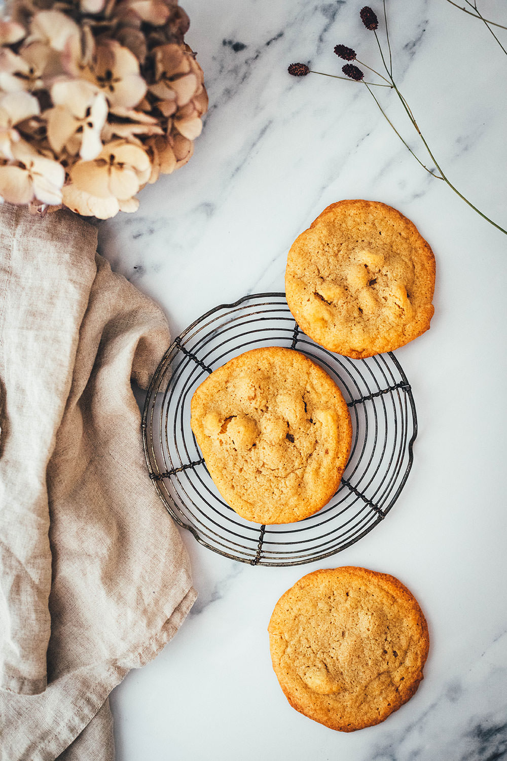 Rezept für Macadamia-Cookies mit weißer Schokolade. Das sind meine absoluten Lieblingskekse, die sowohl als Weihnachtsplätzchen als auch "einfach so" funktionieren. Leckere Cookies mit gerösteten und gesalzenen Macadamianüssen, braunem Zucker und gehackter weißer Schokolade. Super einfach zu backen und so lecker. Lieblingsplätzchen! | moeyskitchen.com