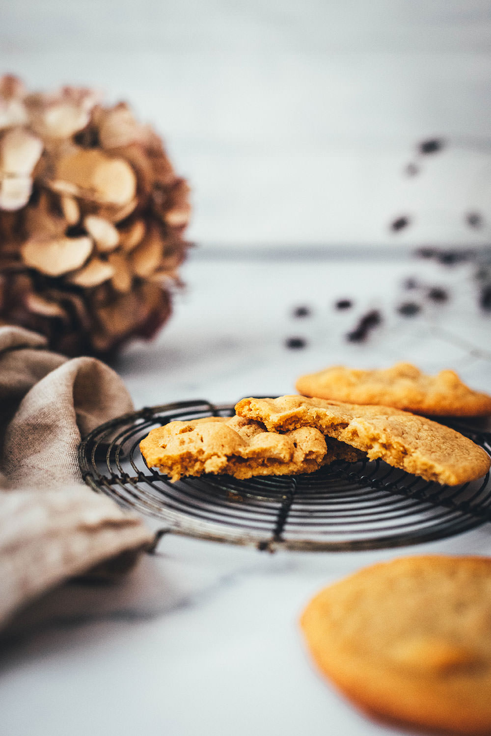 Rezept für Macadamia-Cookies mit weißer Schokolade. Das sind meine absoluten Lieblingskekse, die sowohl als Weihnachtsplätzchen als auch "einfach so" funktionieren. Leckere Cookies mit gerösteten und gesalzenen Macadamianüssen, braunem Zucker und gehackter weißer Schokolade. Super einfach zu backen und so lecker. Lieblingsplätzchen! | moeyskitchen.com