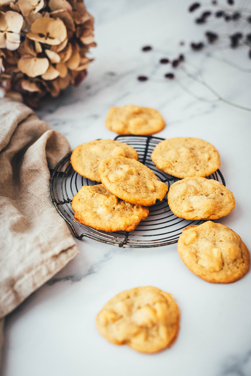 Rezept für Macadamia-Cookies mit weißer Schokolade. Das sind meine absoluten Lieblingskekse, die sowohl als Weihnachtsplätzchen als auch "einfach so" funktionieren. Leckere Cookies mit gerösteten und gesalzenen Macadamianüssen, braunem Zucker und gehackter weißer Schokolade. Super einfach zu backen und so lecker. Lieblingsplätzchen! | moeyskitchen.com