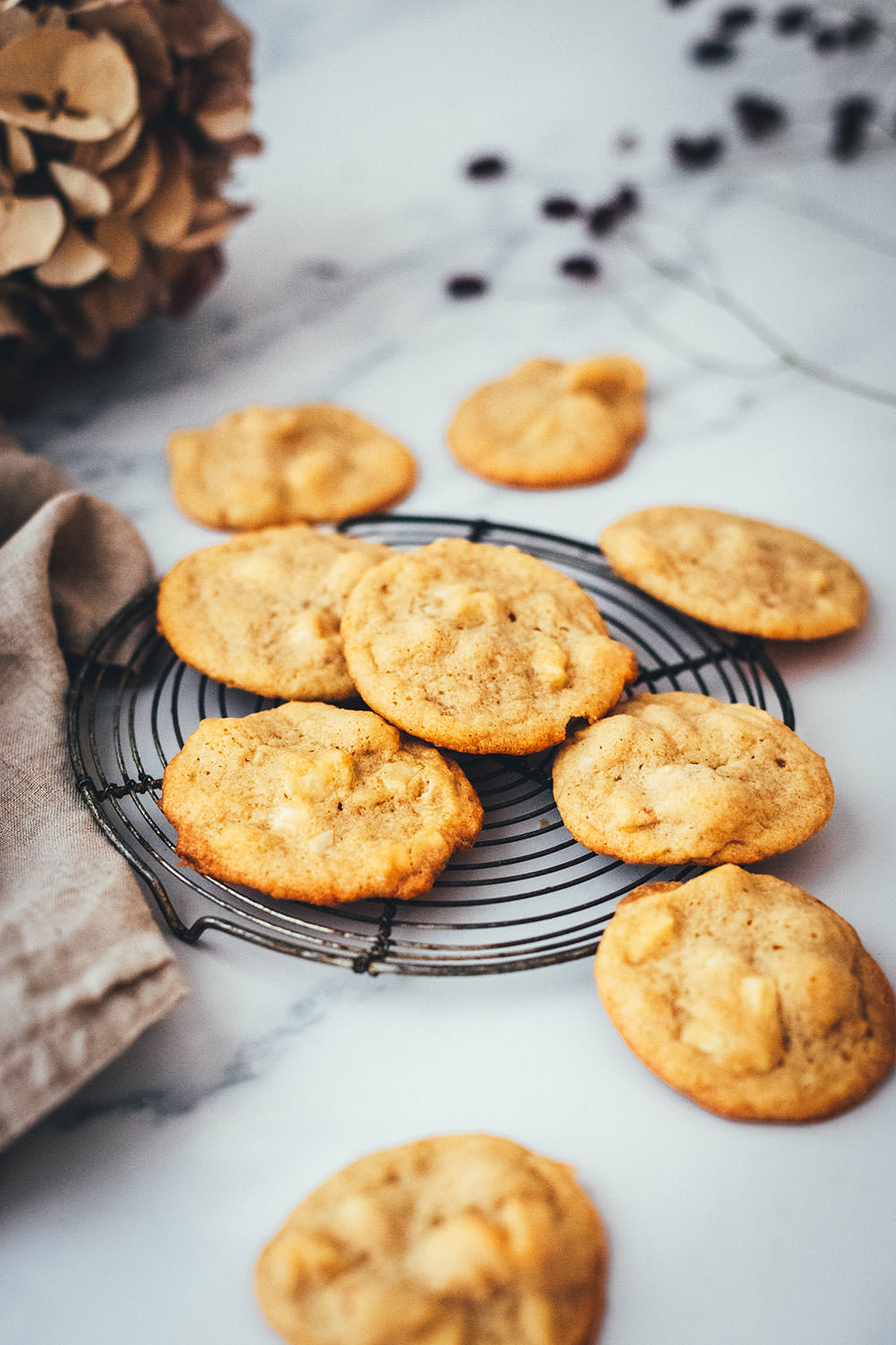 Rezept für Macadamia-Cookies mit weißer Schokolade. Das sind meine absoluten Lieblingskekse, die sowohl als Weihnachtsplätzchen als auch "einfach so" funktionieren. Leckere Cookies mit gerösteten und gesalzenen Macadamianüssen, braunem Zucker und gehackter weißer Schokolade. Super einfach zu backen und so lecker. Lieblingsplätzchen! | moeyskitchen.com