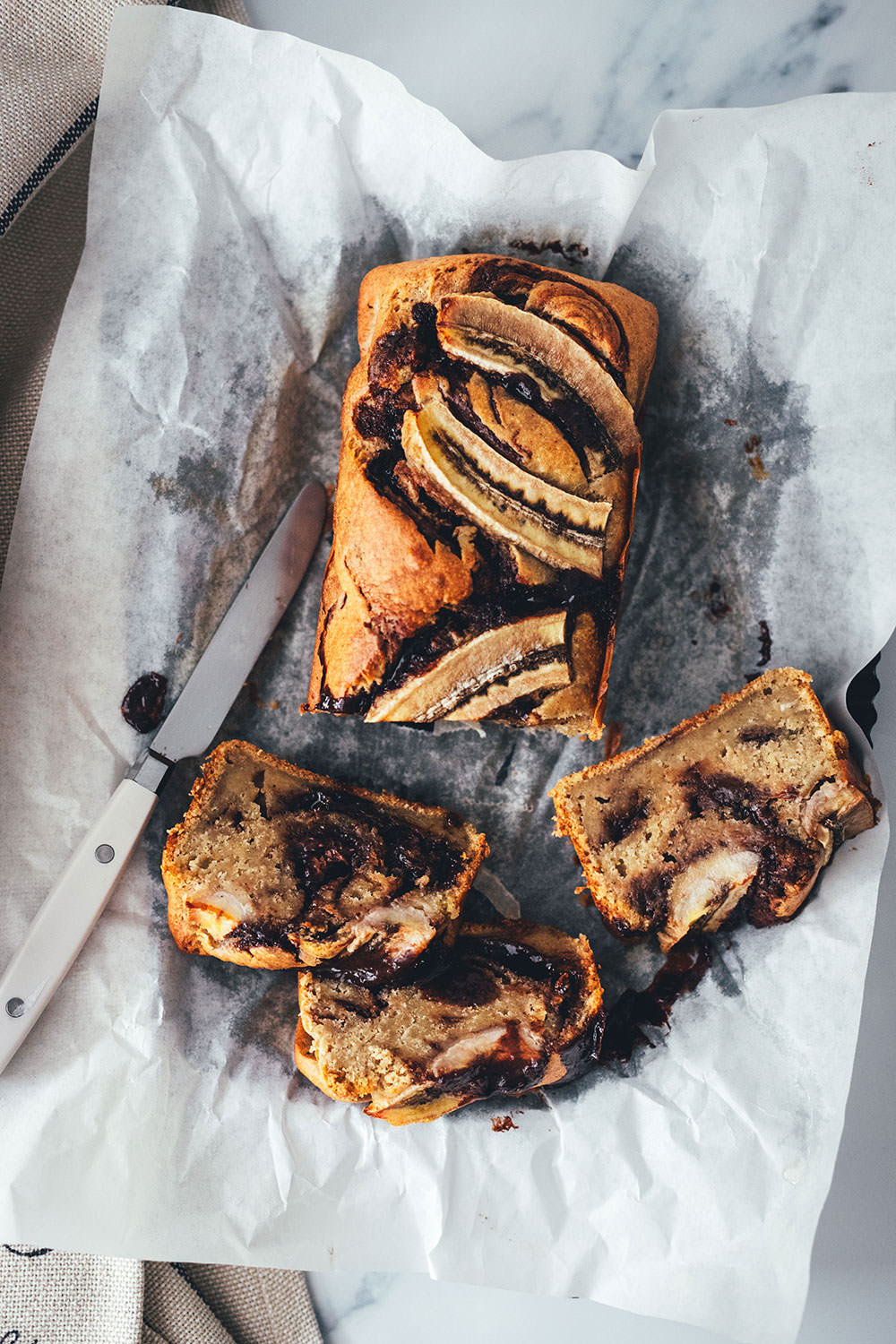 Rezept für super saftiges Nuss-Nougat-Bananenbrot mit brauner Butter und saurer Sahne. Leckeres Bananenbrot backen statt Kuchen – perfekt für den Nachmittagskaffee oder Sonntage! | moeyskitchen.com