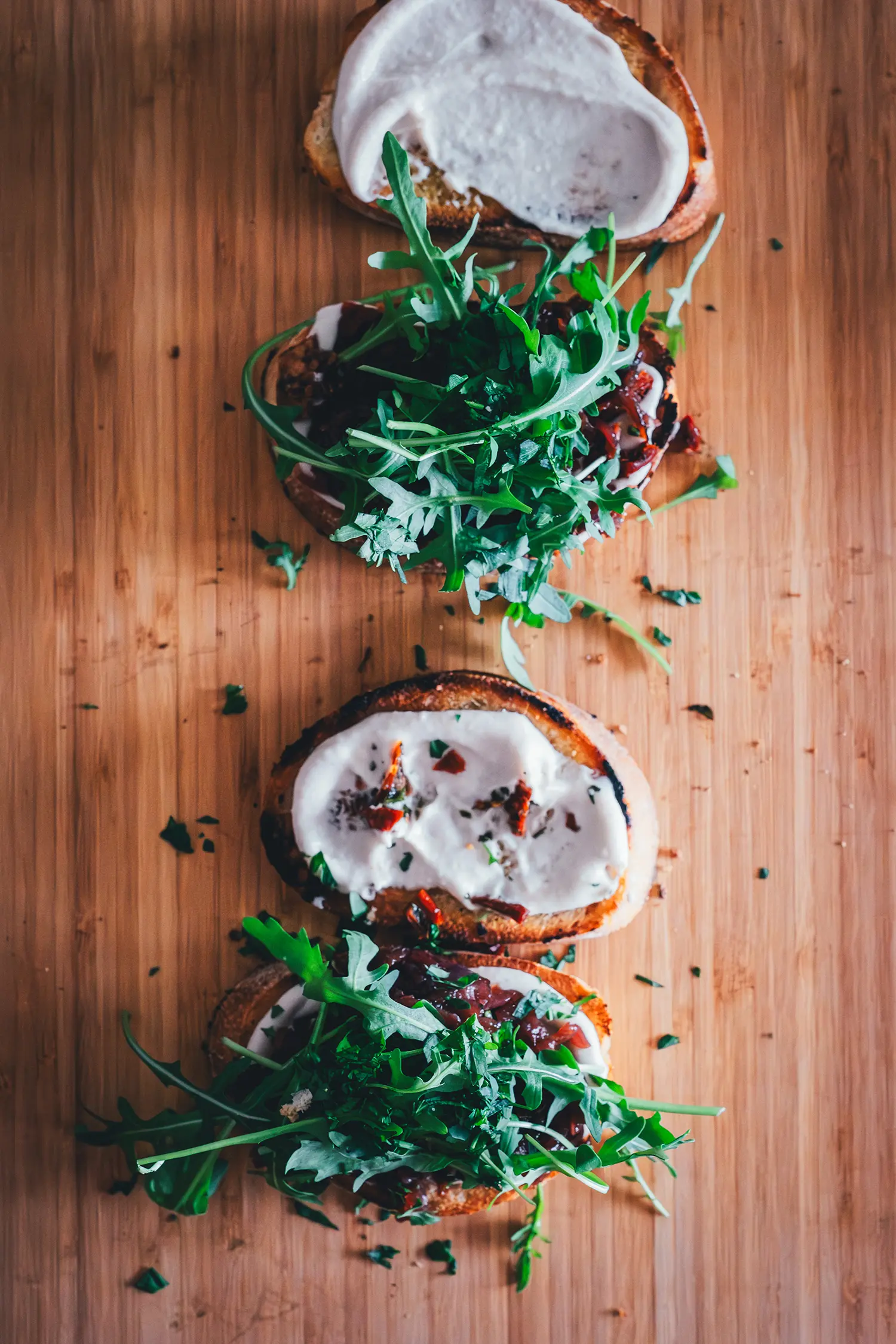 Ein Hummus Sandwich wird zusammengesetzt.
