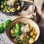 Schnelle Gnocchi Pfanne mit frischem Spinat, Erbsen und grünem Pesto – ein gesundes 15-Minuten-Gericht für den Frühling.
