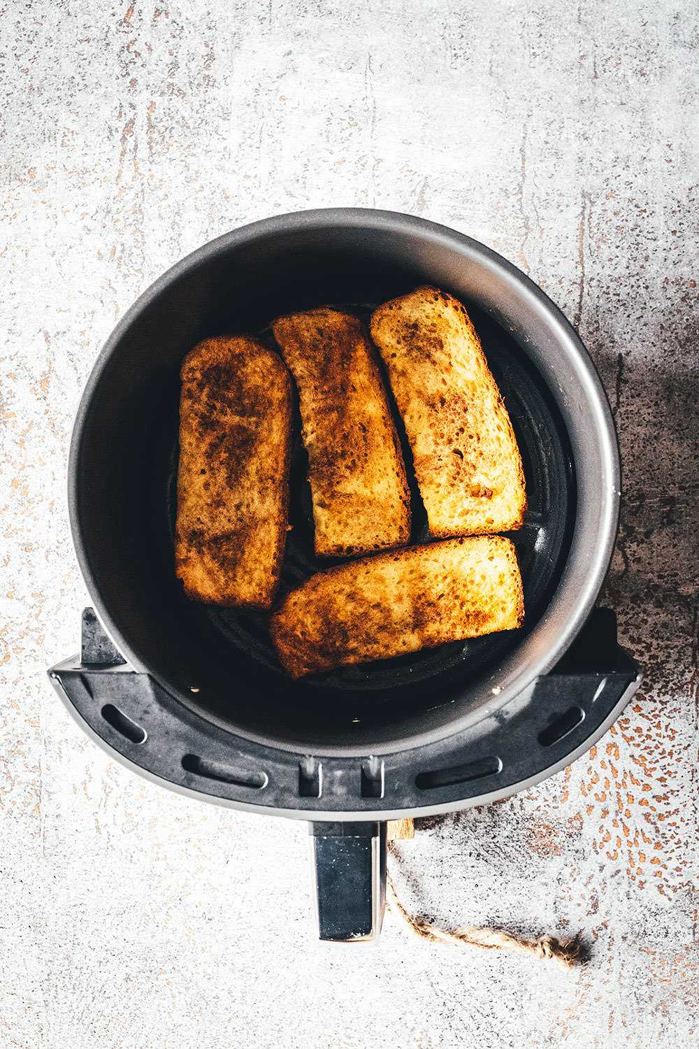 Das perfekte Frühstück ist für mich ganz klar French Toast. In diesem Rezept zeige ich euch, wie ihr im Handumdrehen geniales French Toast in eurem Airfryer hinbekommt. Meine French Toast Sticks oder auch French Toast Bites aus der Heißluftfritteuse schmecken nicht nur zum Sonntagsfrühstück! | moeyskitchen.com