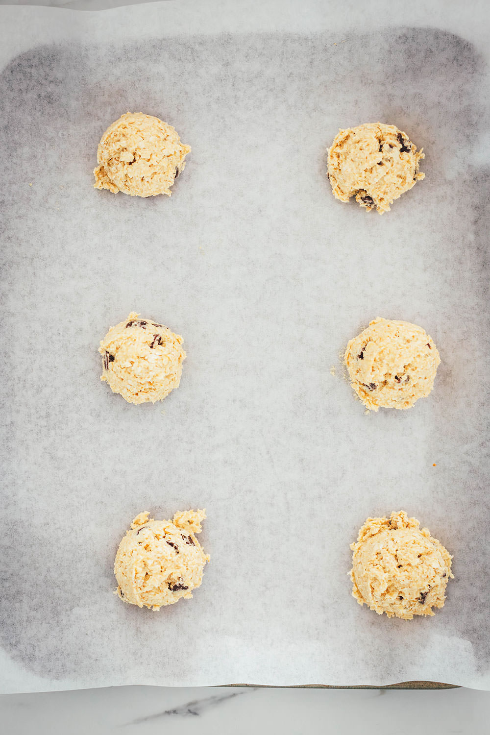 Hier verrate ich mein Rezept für die besten Haferflocken Cookies! In den USA kennt man vor allem Oatmeal Raisin Cookies. Ich backe meine Haferflocken-Kekse hier allerdings ohne Rosinen und stattdessen mit Schokostückchen. Das Ergebnis sind wunderbar softe Chocolate Chip Oatmeal Cookies. Weiche, schokoladige, aber nicht zu süße Haferkekse. Die Zubereitung ist wirklich sehr einfach, dazu ist die Besonderheit, dass diese Kekse ganz ohne Mehl auskommen. | moeyskitchen.com