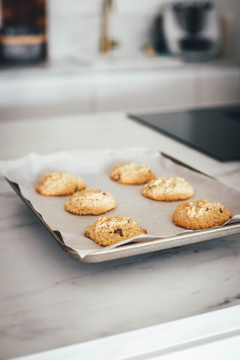 Hier verrate ich mein Rezept für die besten Haferflocken Cookies! In den USA kennt man vor allem Oatmeal Raisin Cookies. Ich backe meine Haferflocken-Kekse hier allerdings ohne Rosinen und stattdessen mit Schokostückchen. Das Ergebnis sind wunderbar softe Chocolate Chip Oatmeal Cookies. Weiche, schokoladige, aber nicht zu süße Haferkekse. Die Zubereitung ist wirklich sehr einfach, dazu ist die Besonderheit, dass diese Kekse ganz ohne Mehl auskommen. | moeyskitchen.com