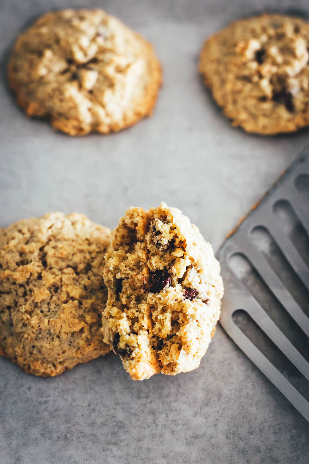 Hier verrate ich mein Rezept für die besten Haferflocken Cookies! In den USA kennt man vor allem Oatmeal Raisin Cookies. Ich backe meine Haferflocken-Kekse hier allerdings ohne Rosinen und stattdessen mit Schokostückchen. Das Ergebnis sind wunderbar softe Chocolate Chip Oatmeal Cookies. Weiche, schokoladige, aber nicht zu süße Haferkekse. Die Zubereitung ist wirklich sehr einfach, dazu ist die Besonderheit, dass diese Kekse ganz ohne Mehl auskommen. | moeyskitchen.com