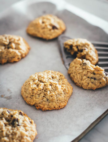 Hier verrate ich mein Rezept für die besten Haferflocken Cookies! In den USA kennt man vor allem Oatmeal Raisin Cookies. Ich backe meine Haferflocken-Kekse hier allerdings ohne Rosinen und stattdessen mit Schokostückchen. Das Ergebnis sind wunderbar softe Chocolate Chip Oatmeal Cookies. Weiche, schokoladige, aber nicht zu süße Haferkekse. Die Zubereitung ist wirklich sehr einfach, dazu ist die Besonderheit, dass diese Kekse ganz ohne Mehl auskommen. | moeyskitchen.com